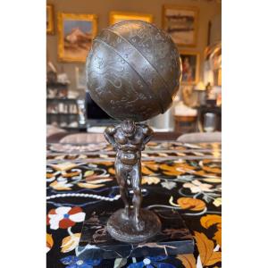 Atlas portant le Monde  Bronze à patine médaille France, XIXe siècle  