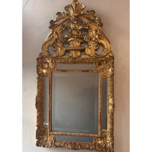 Glace en bois sculpté et doré d’époque Régence – Début XVIIIe siècle 