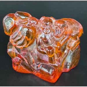 Sujet sculpté en ambre – Personnage chinois et singe, travail asiatique, XIXe siècle.