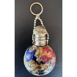 Flacon de parfum en verre de Murano à décor de murrine et inclusions métalliques .
