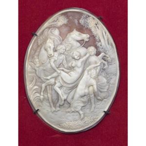 Camée en coquillage sculpté – scène allégorique – Travail du Grand Tour, XIXe siècle.