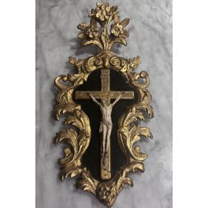 Crucifix d’époque Régence en bois sculpté et doré, Christ en ivoire – Début XVIIIe siècle .
