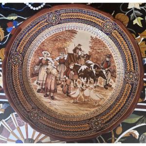 Grand plat décoratif HB Quimper – Scène bretonne d’après Théophile Deyrolle .