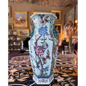 Grand vase balustre en porcelaine de Canton Chine, dynastie Qing, fin du XIXᵉ siècle.