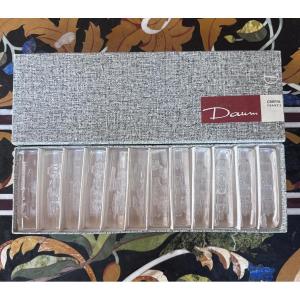DAUM FRANCE – SUITE DE 12 PORTE-COUTEAUX EN CRISTAL – VERS 1960.