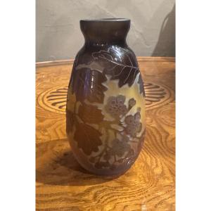 Émile Gallé (1846–1904) – Petit vase en verre multicouche à décor floral.