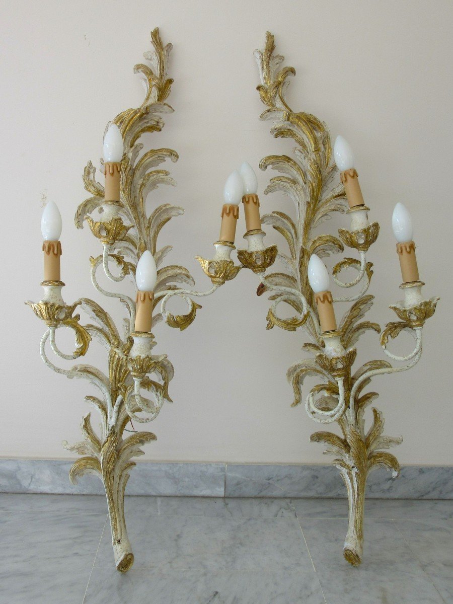 Paire d'Appliques En Bois Patiné Et Doré De Style Louis XV