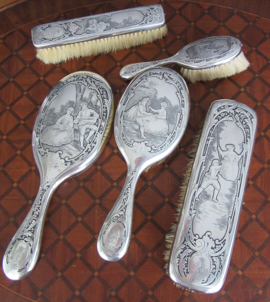 Nécessaire de toilette de style Louis XV en argent Ep. fin 19ème