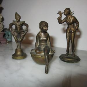 Ensemble de trois petits personnages en bronze 