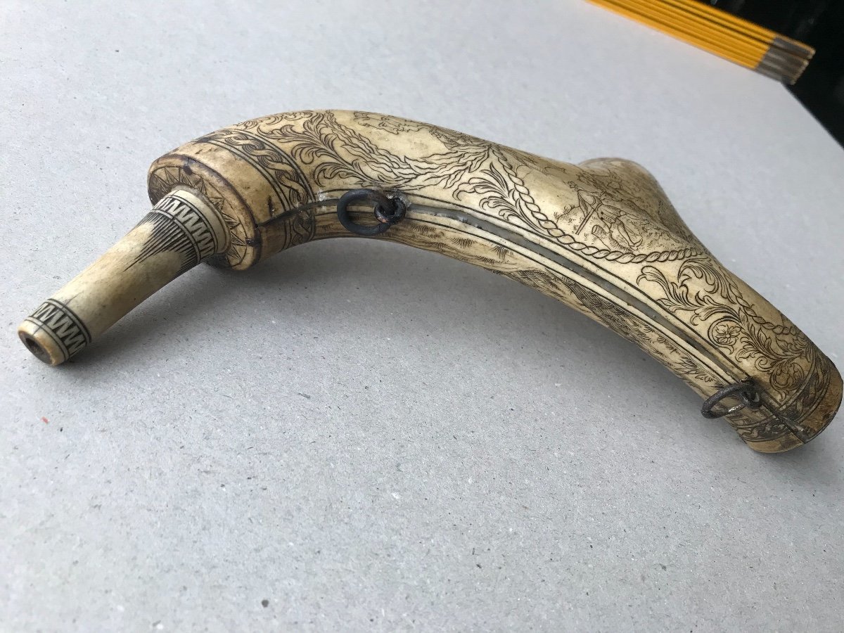 Powder Flask In Engraved Bone-photo-5