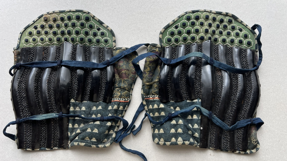suneate pour armure de samurai