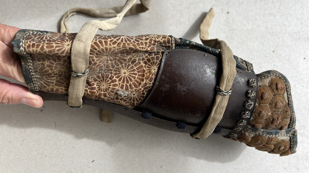 Suneate pour grande armure de samurai-photo-1