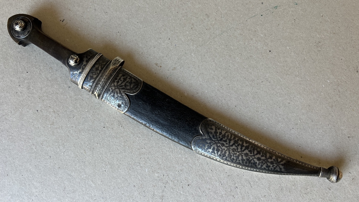 Petit kindjahl en argent niellé