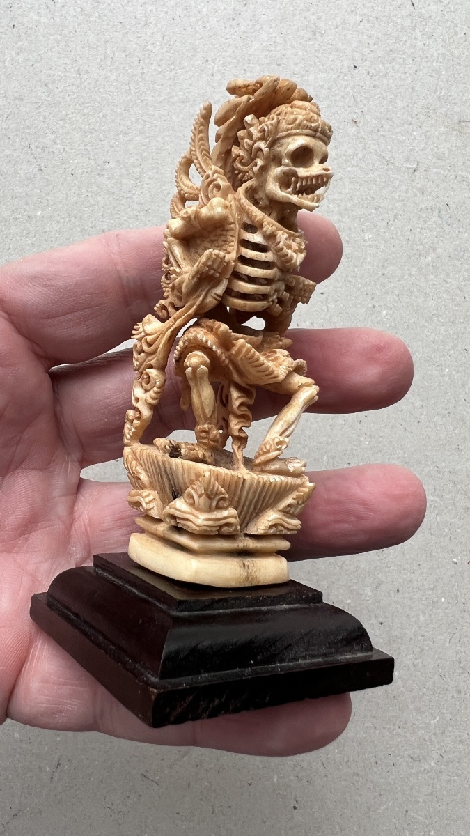petite statue de démon indonésien en os-photo-1