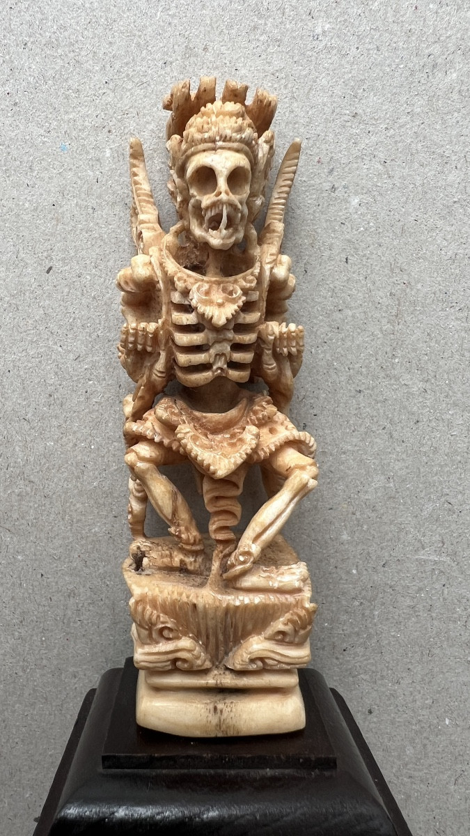 petite statue de démon indonésien en os