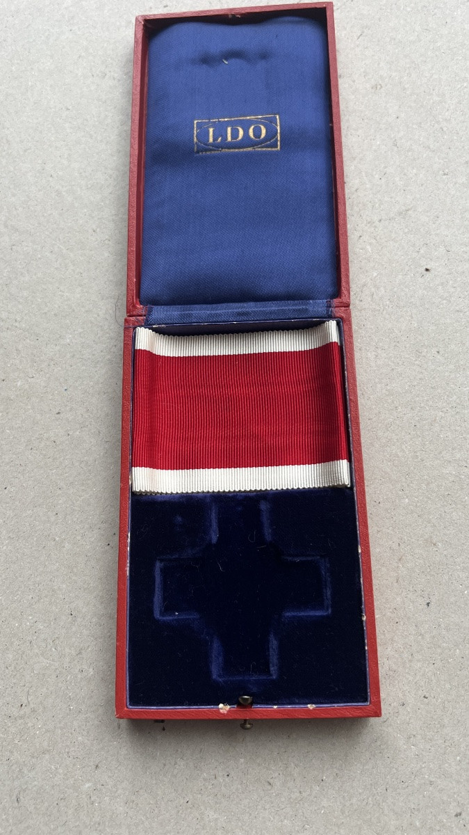 German Cased Medal Of The  Drk Or Social Service -photo-3