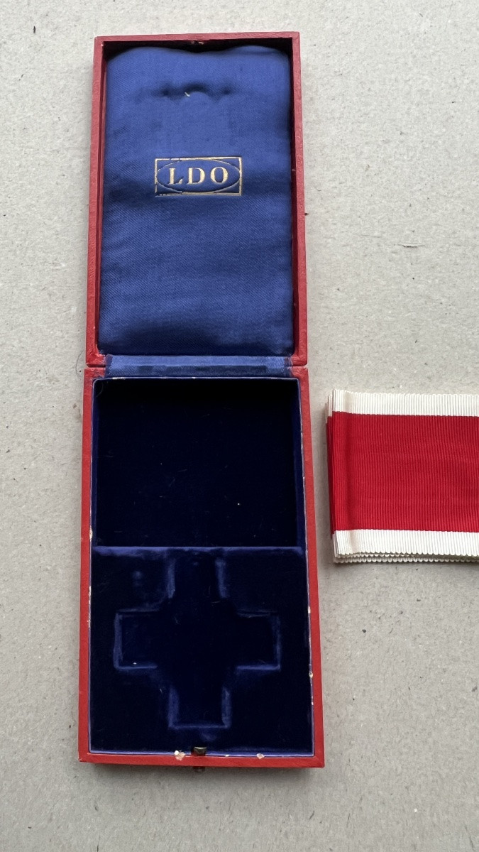 German Cased Medal Of The  Drk Or Social Service -photo-1