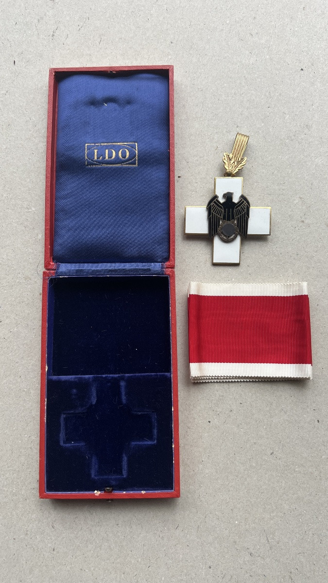 German Cased Medal Of The  Drk Or Social Service -photo-2