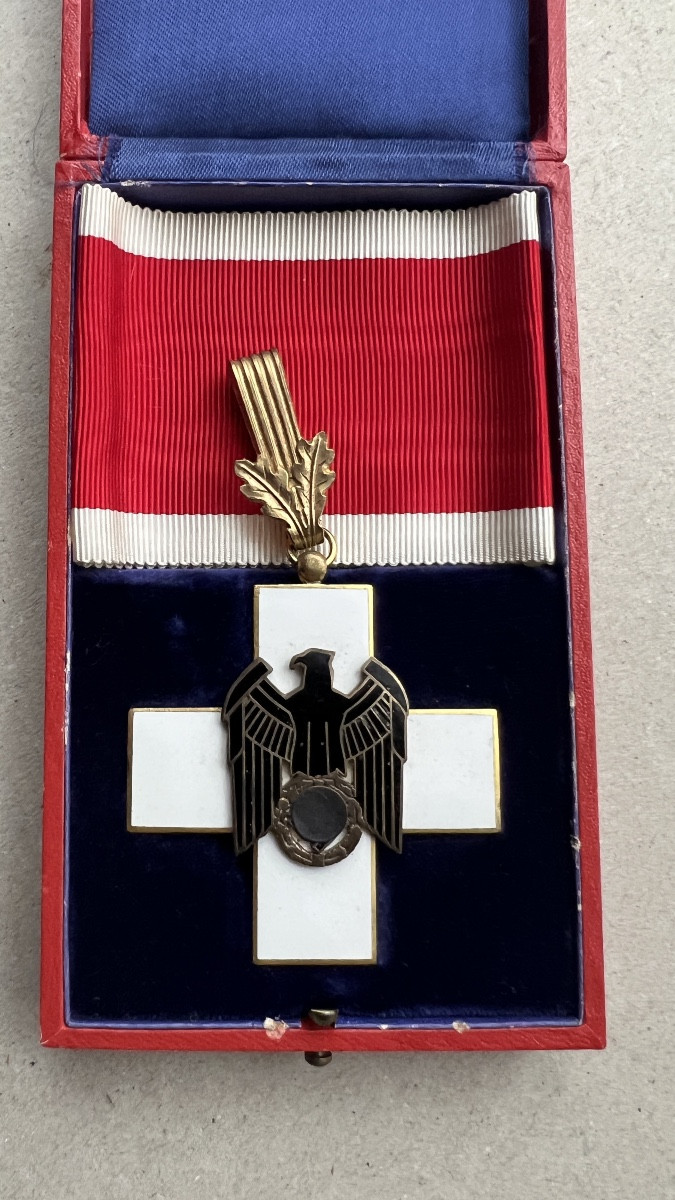 German Cased Medal Of The  Drk Or Social Service 