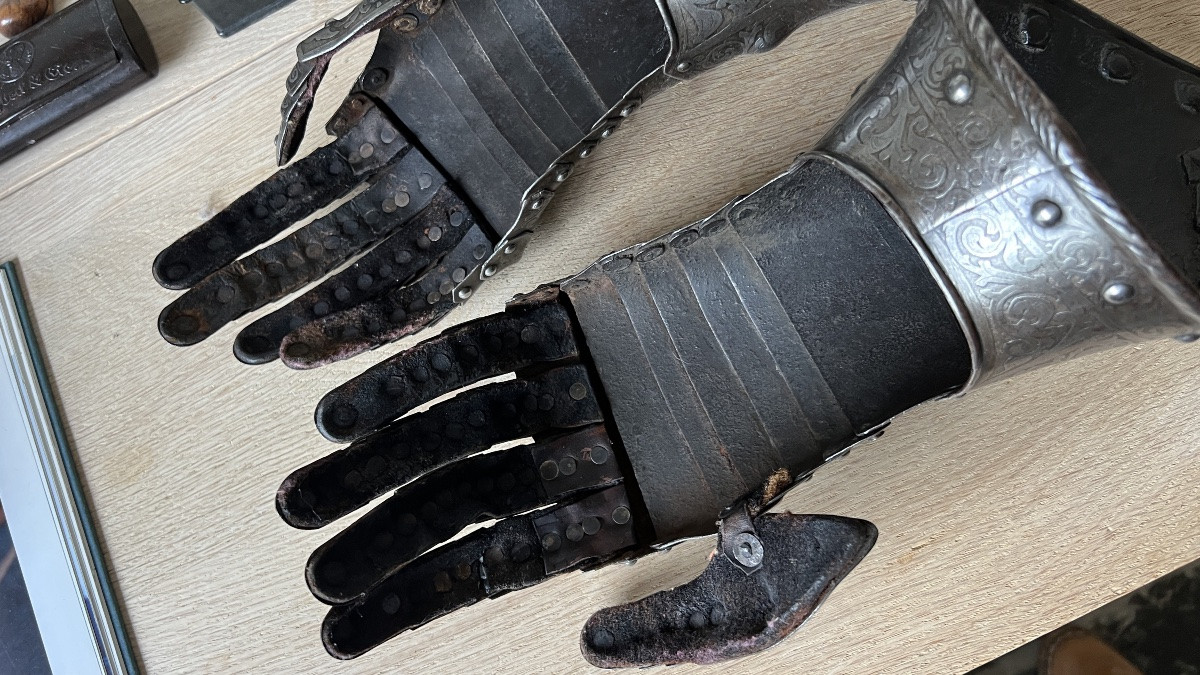 paire de gantelets d'armure mediéval-photo-1