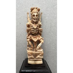 petite statue de démon indonésien en os