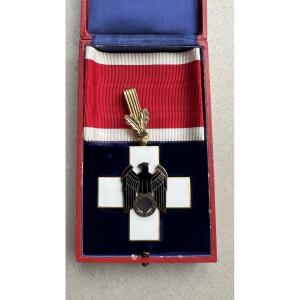 German Cased Medal Of The  Drk Or Social Service 