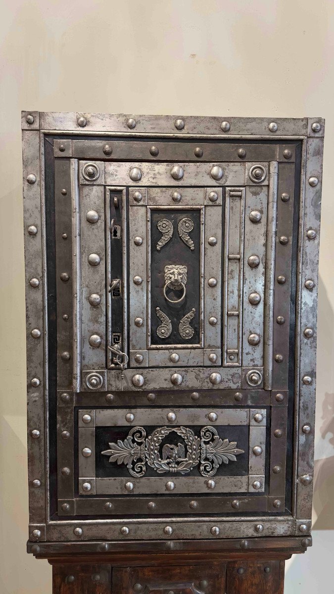 End Of 18th - Early 19th Century Iron Safe -photo-3