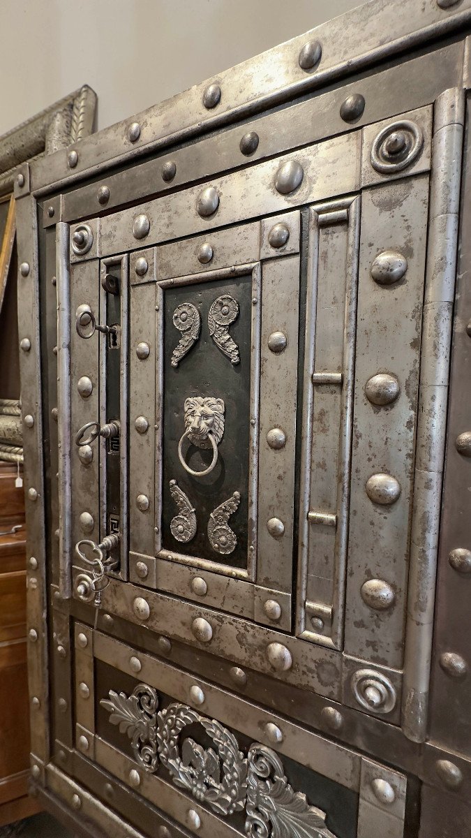 End Of 18th - Early 19th Century Iron Safe -photo-8