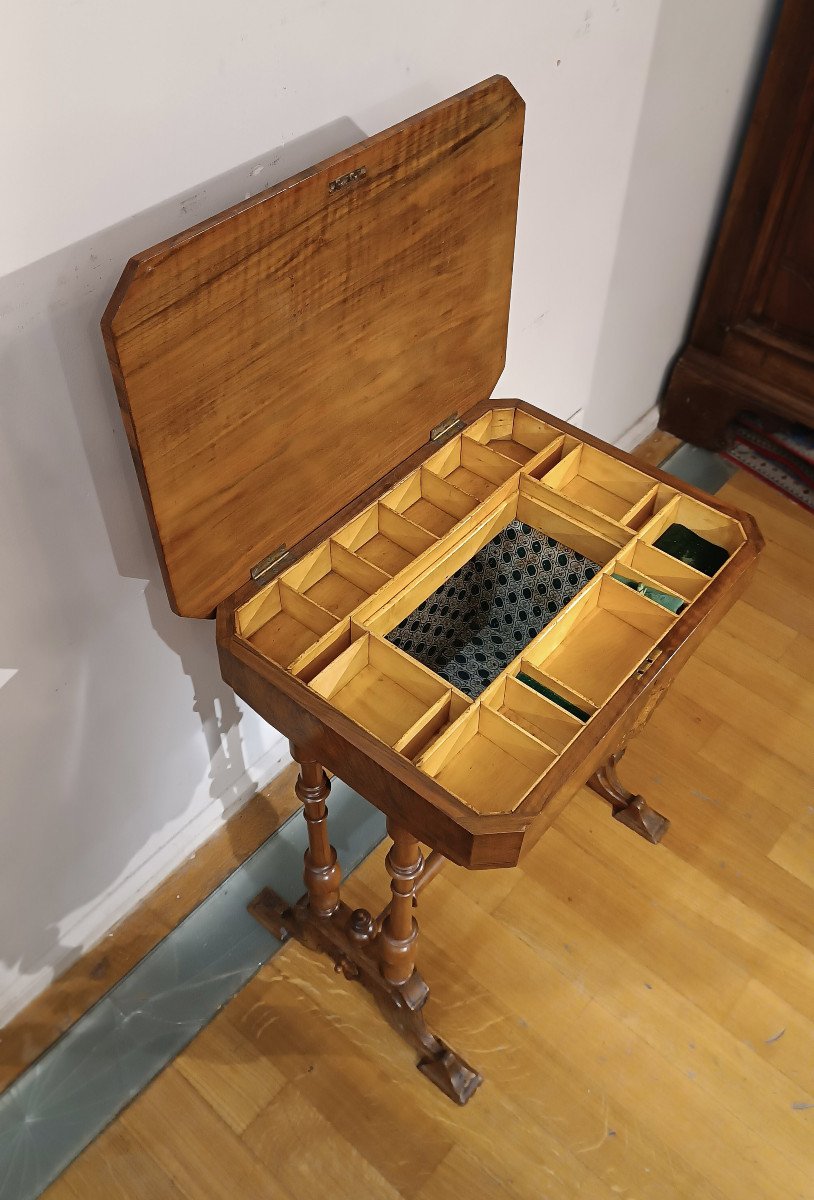First Half Of The 19th Century Small Work Table In Walnut -photo-3