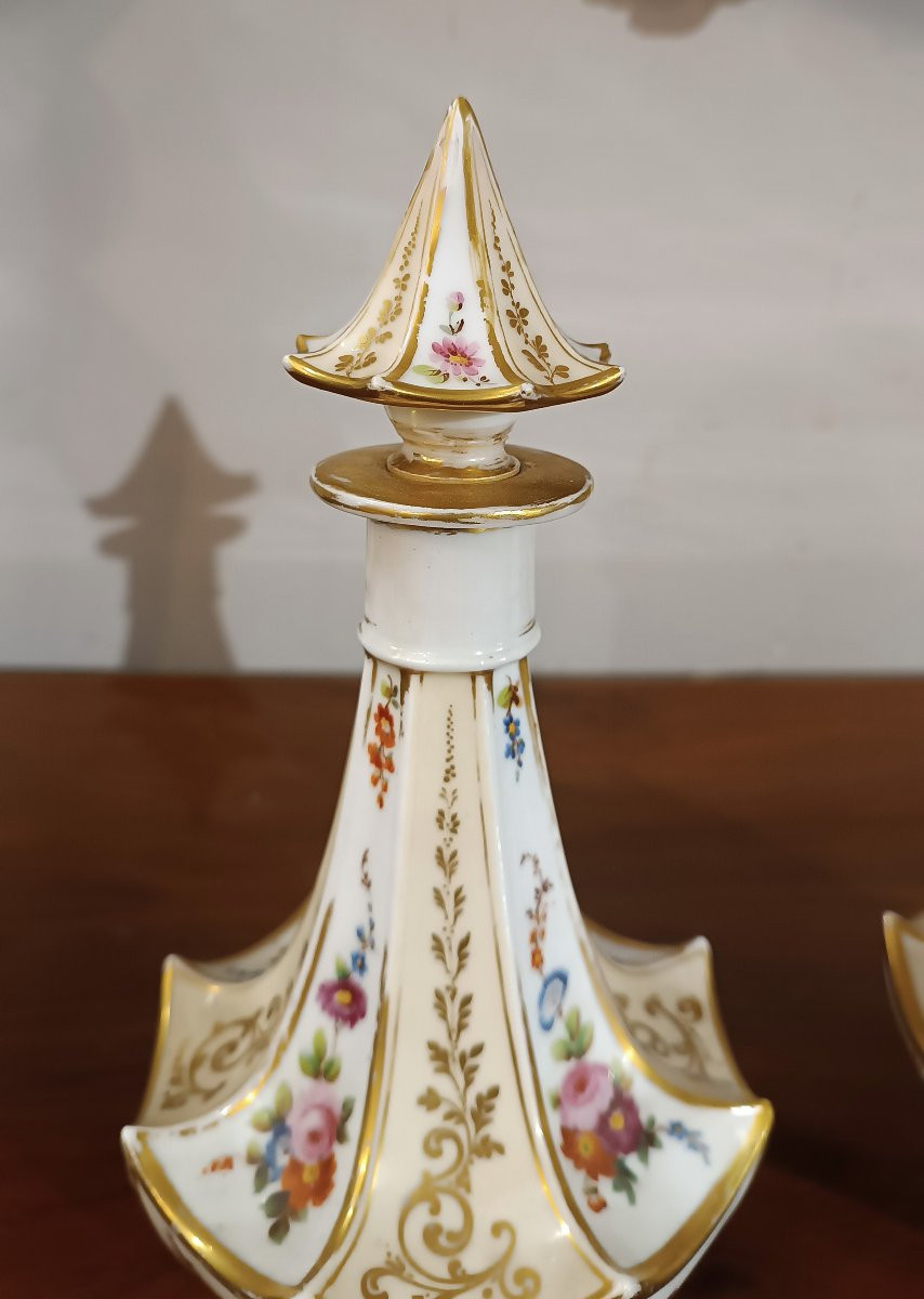 PAIRE DE FLACONS EN PORCELAINE MILIEU DU 19ème SIÈCLE-photo-2