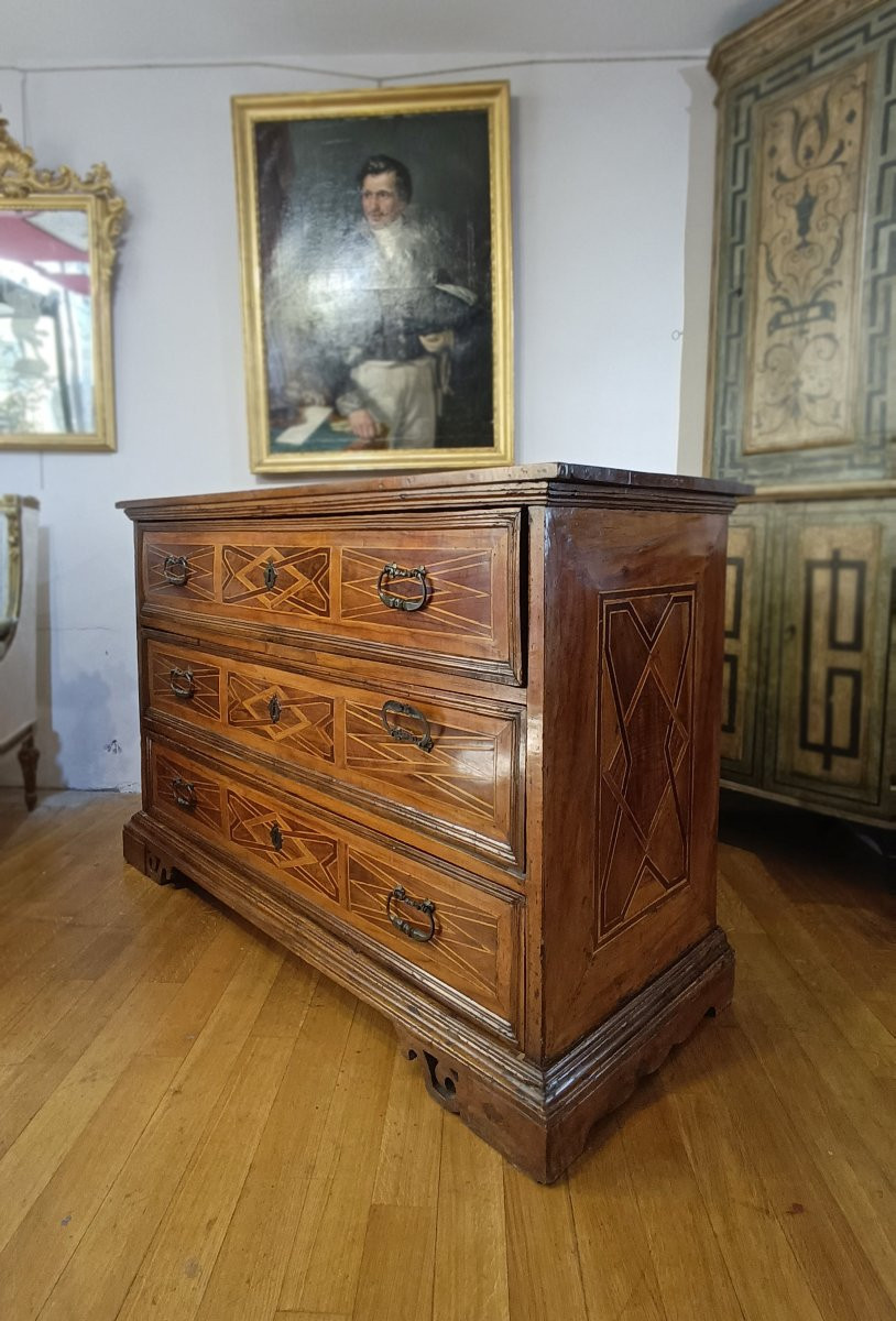 COMMODE EN NOYER AVEC INCRUSTATIONS LOUIS XIV FIN DU 17ème SIÈCLE-photo-3