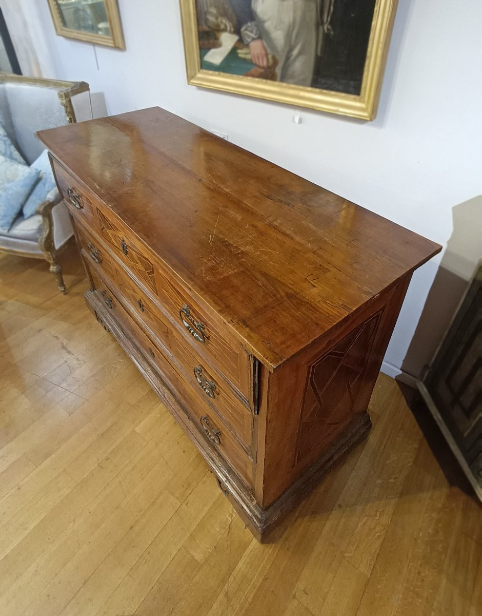COMMODE EN NOYER AVEC INCRUSTATIONS LOUIS XIV FIN DU 17ème SIÈCLE-photo-2