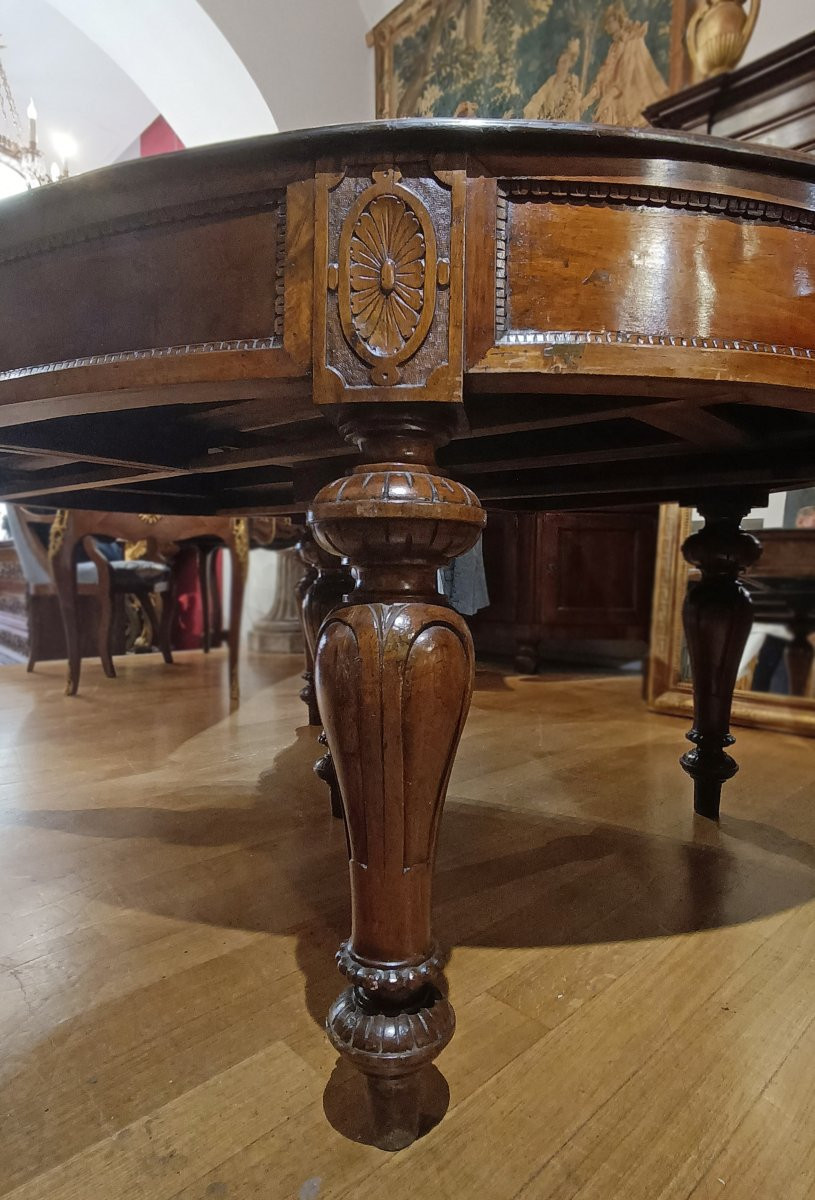 TABLE OVALE EN NOYER SCULPTÉE MILIEU DU 19ème SIÈCLE-photo-2