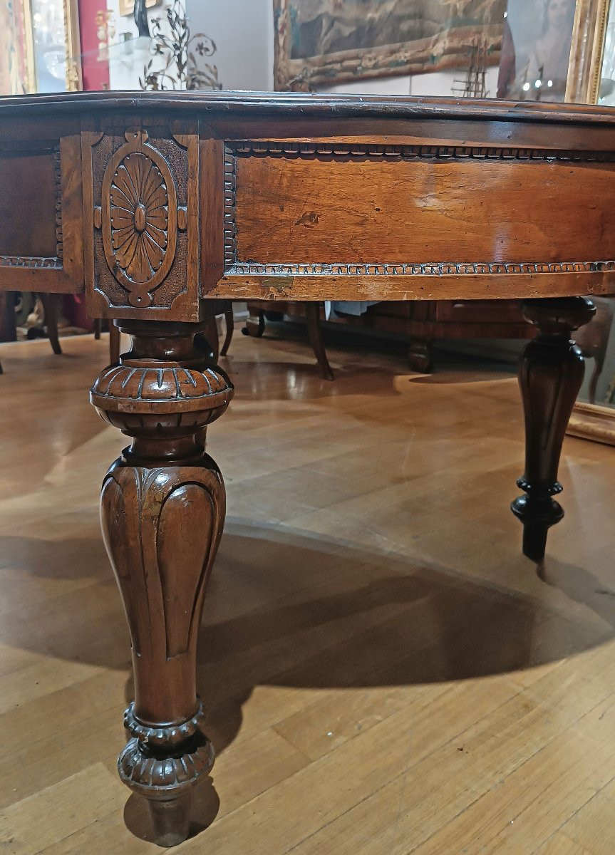 TABLE OVALE EN NOYER SCULPTÉE MILIEU DU 19ème SIÈCLE-photo-4