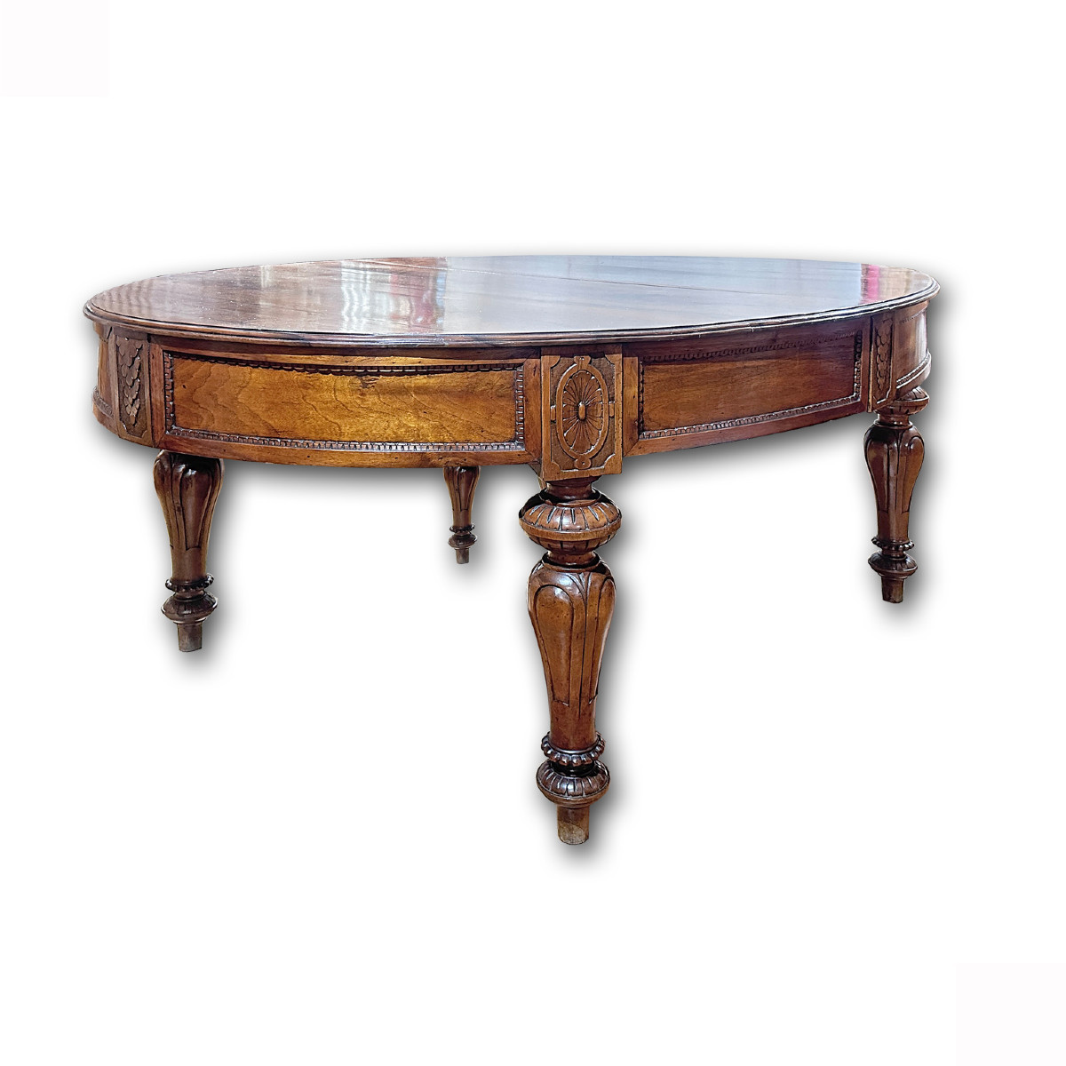 TABLE OVALE EN NOYER SCULPTÉE MILIEU DU 19ème SIÈCLE