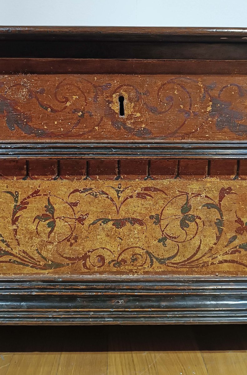 Early 17th Century Painted Walnut Chest-photo-4