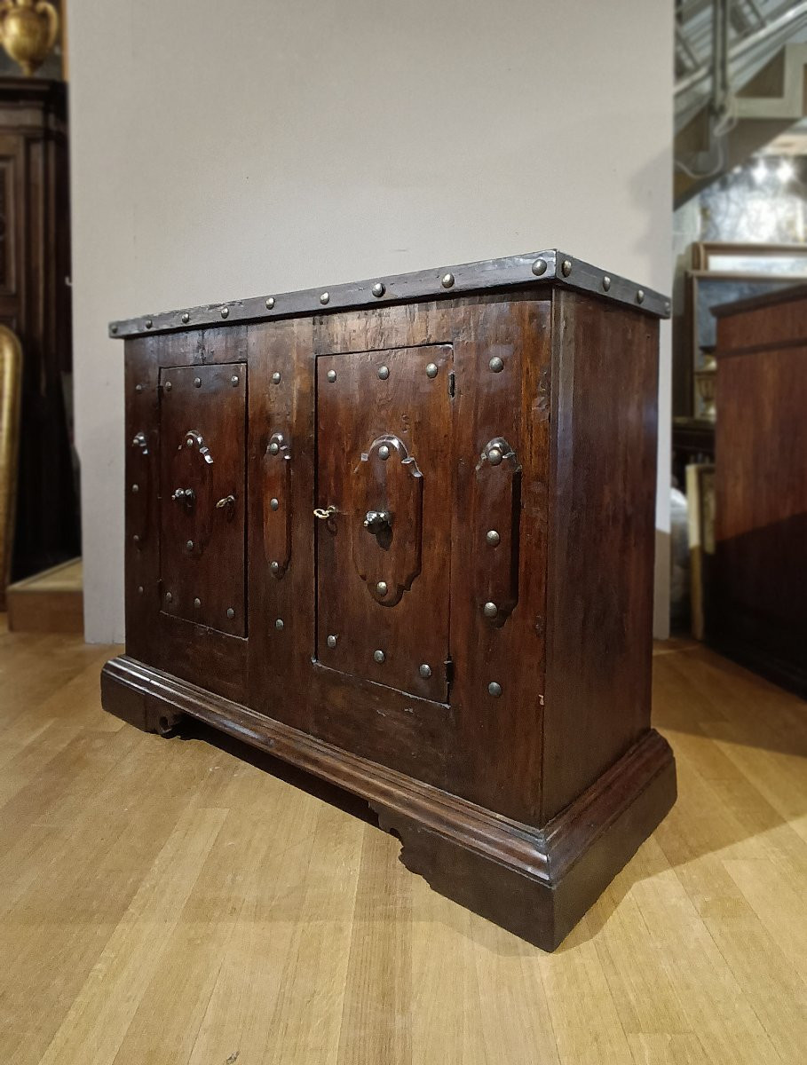 Late 16th-early 17th Century Emilian Sideboard With Bolts -photo-2