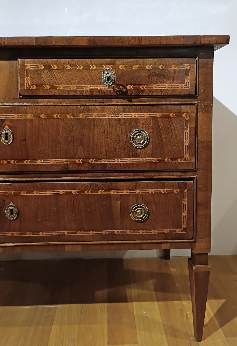 COMMODE NÉOCLASSIQUE EN PLUME DE NOYER SECONDE MOITIÉ DU 18ème SIÈCLE-photo-3