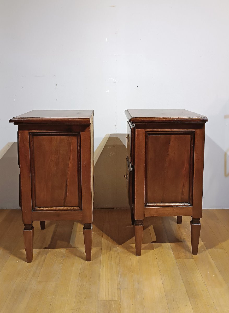 Second Half Of The 18th Century Pair Of Neoclassical Nightstands In Walnut With Inlays-photo-3