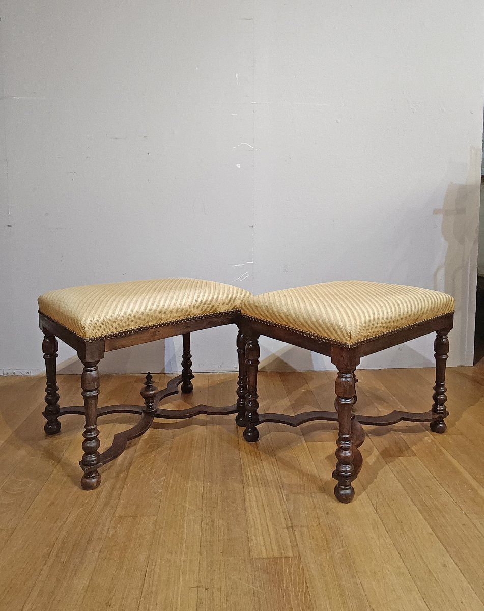 Second Half Of The 17th Century Pair Of Turned Walnut Stools-photo-2