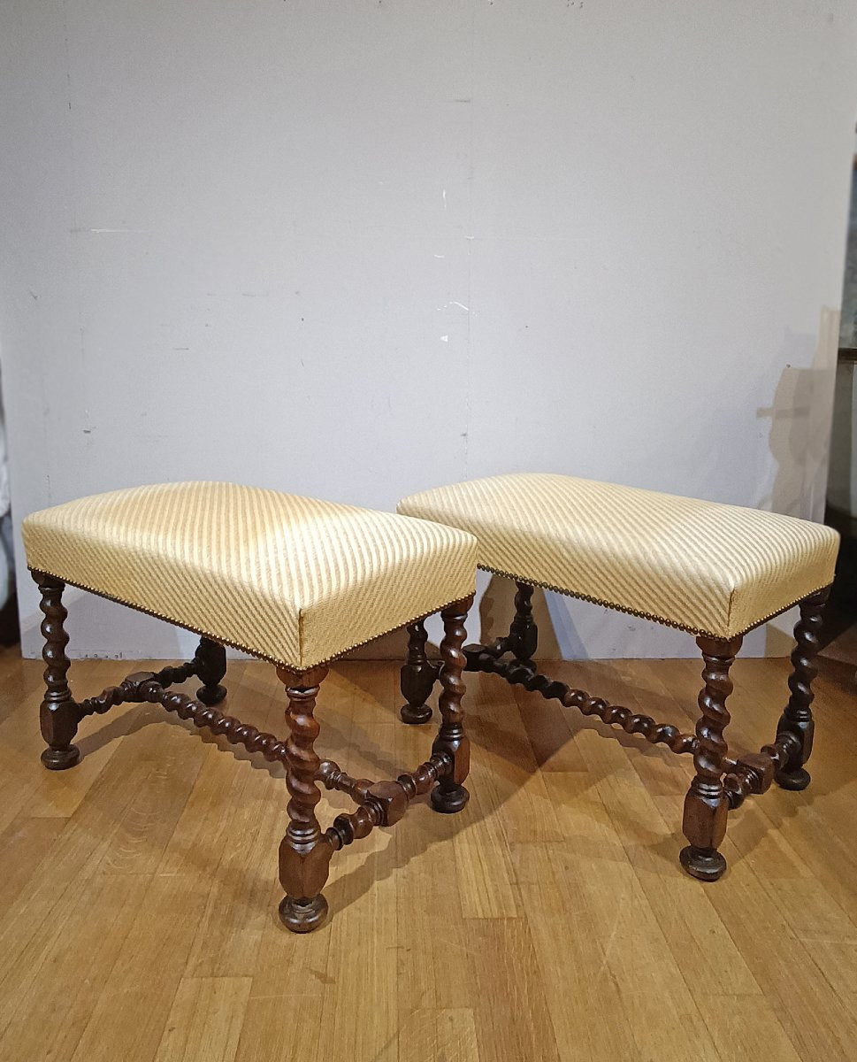 PAIRE DE TABOURETS EN NOYER SECONDE MOITIÉ DU 17ème SIÈCLE-photo-2