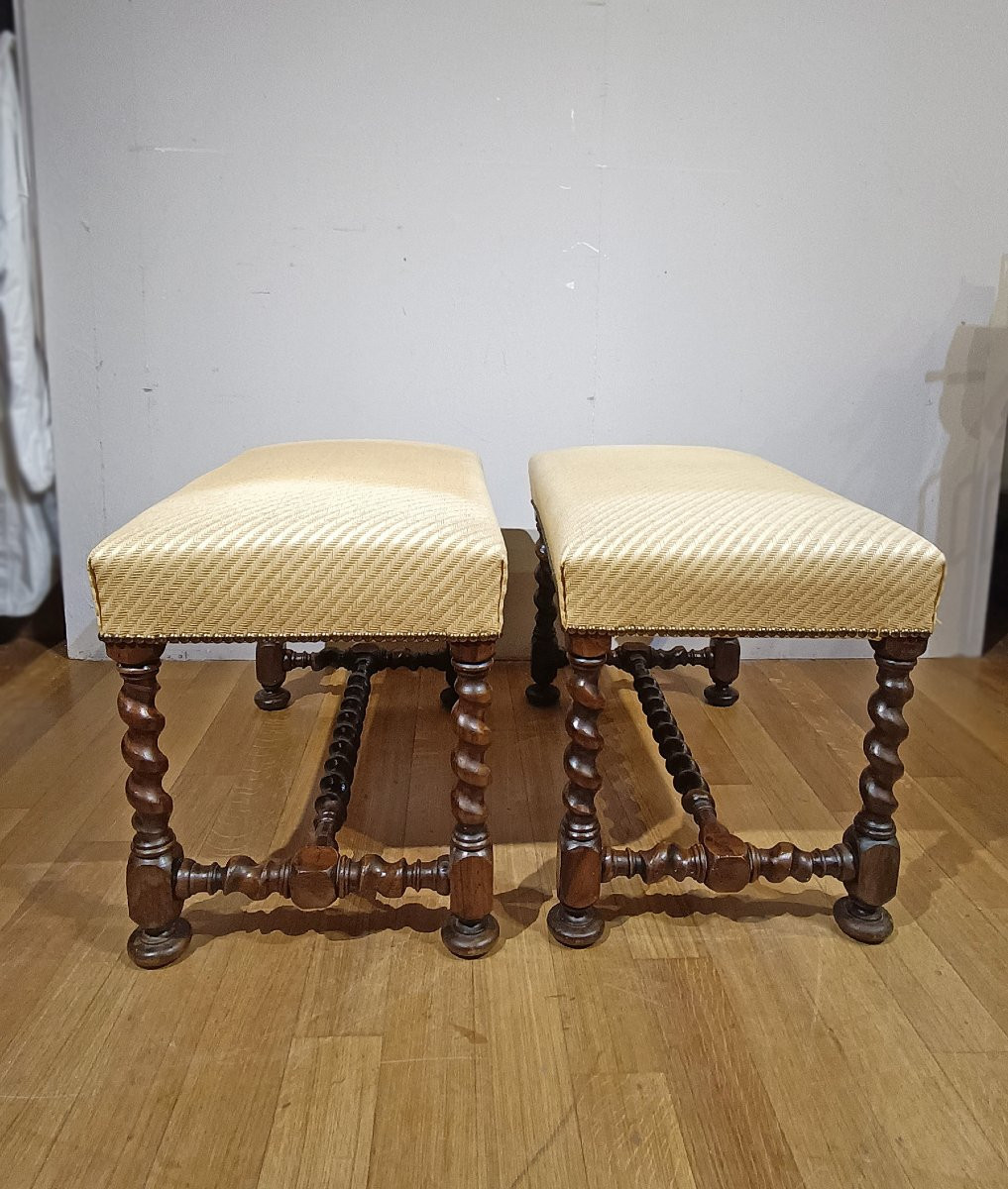 PAIRE DE TABOURETS EN NOYER SECONDE MOITIÉ DU 17ème SIÈCLE-photo-3
