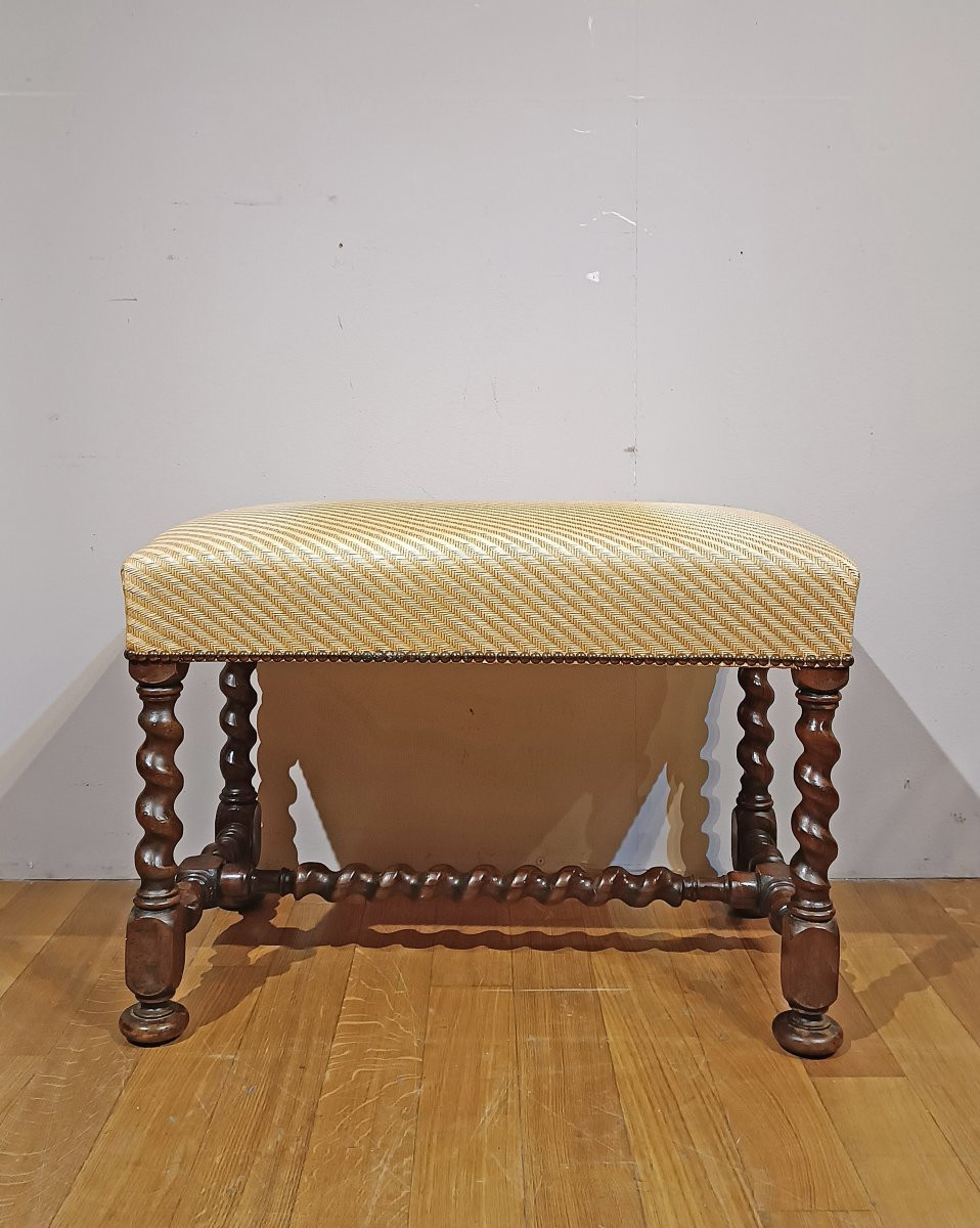 PAIRE DE TABOURETS EN NOYER SECONDE MOITIÉ DU 17ème SIÈCLE-photo-3