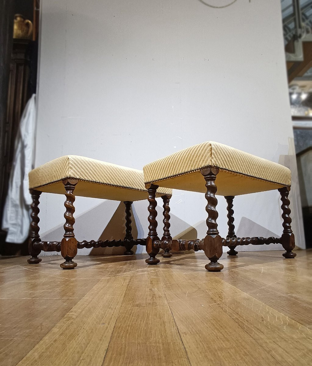PAIRE DE TABOURETS EN NOYER SECONDE MOITIÉ DU 17ème SIÈCLE-photo-5