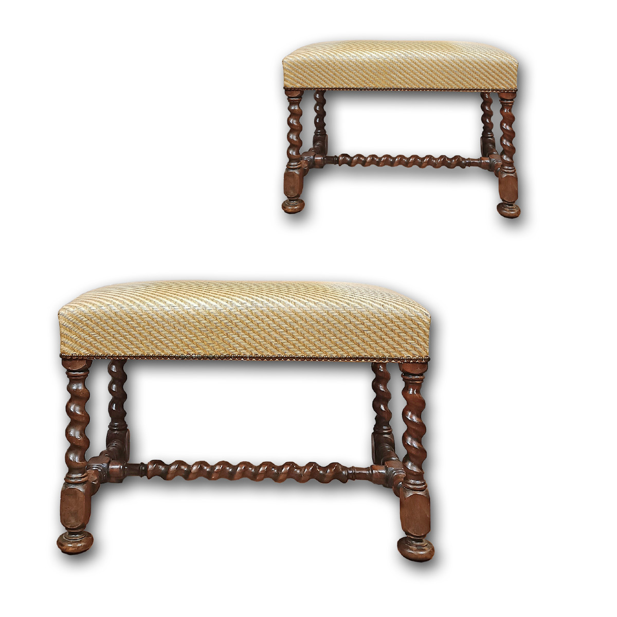 PAIRE DE TABOURETS EN NOYER SECONDE MOITIÉ DU 17ème SIÈCLE