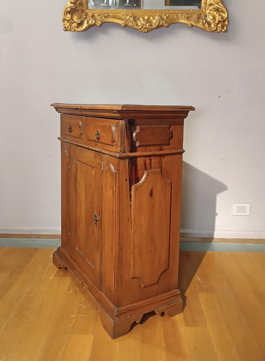 PETITE COMMODE EN NOYER BLONDE DÉBUT DU 17ème SIÈCLE-photo-2