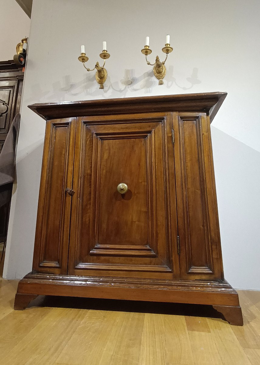 Early 18th Century Solid Walnut Sideboard-photo-6