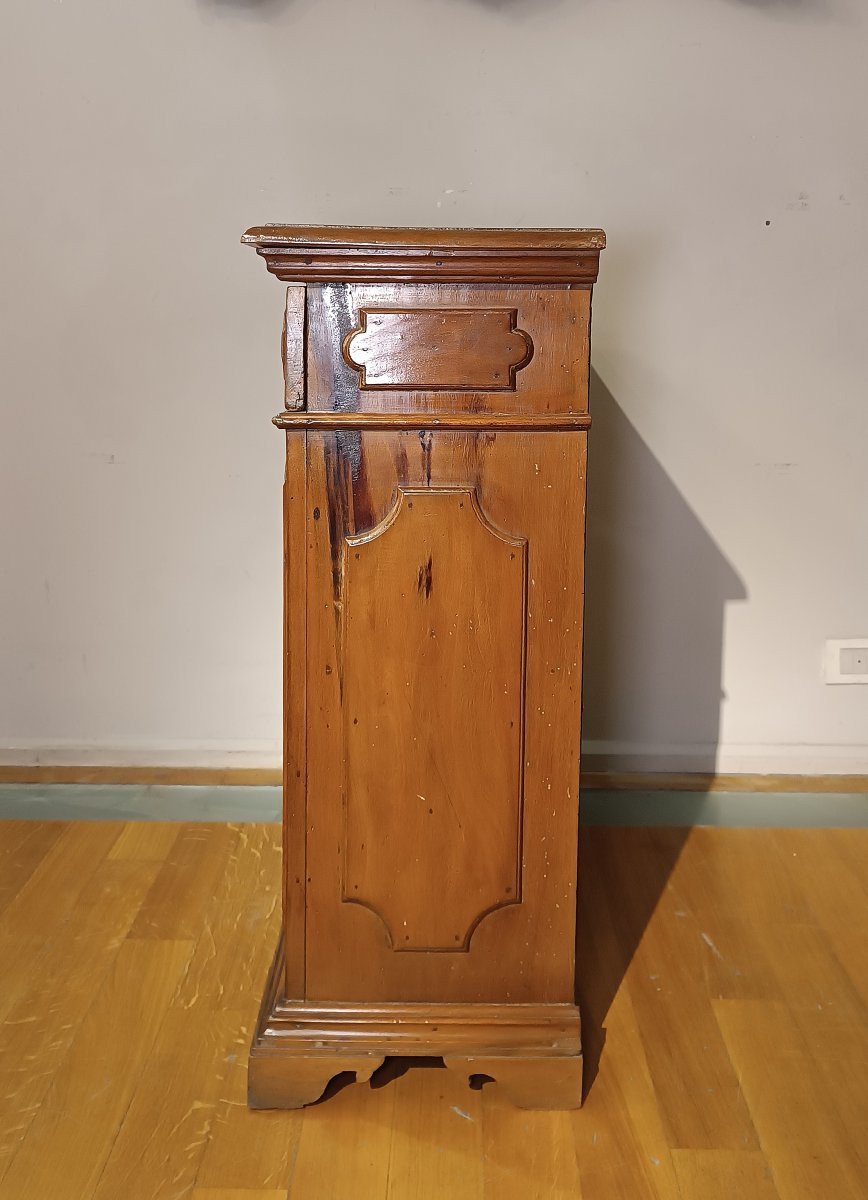 Early 17th Century Small Light Walnut Sideboard -photo-3