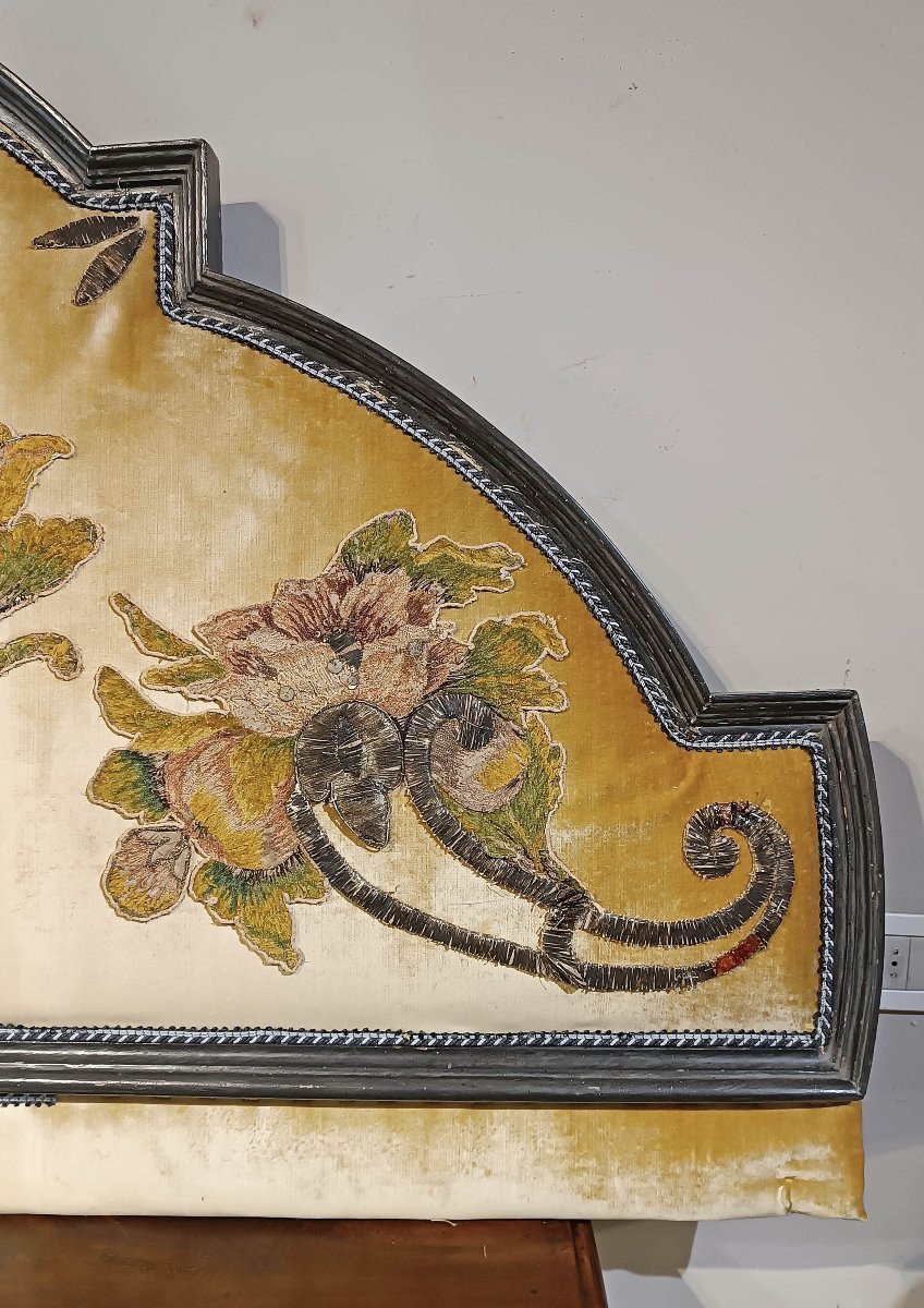 Mid-18th Century Double Bed Headboard With Embroidery -photo-1