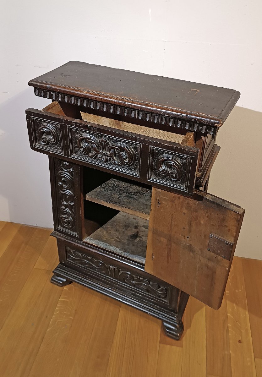 16th Century Small Walnut Sideboard -photo-1